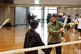 実演を見せながら一緒に取り組む久保選手