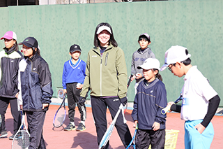 参加者とコミュニケーションを楽しむ高橋選手